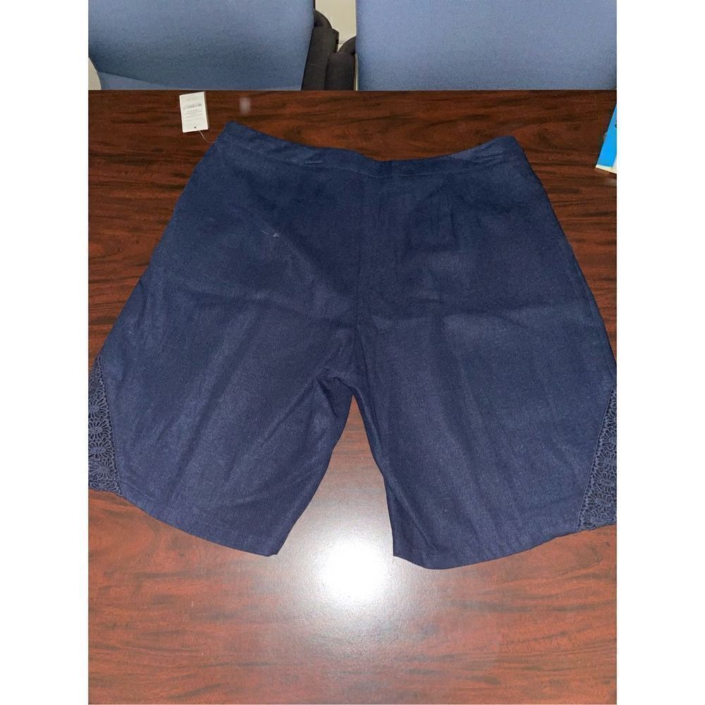 NWT Valerie Stevens Dark Navy Size 14 Shorts with Crochet